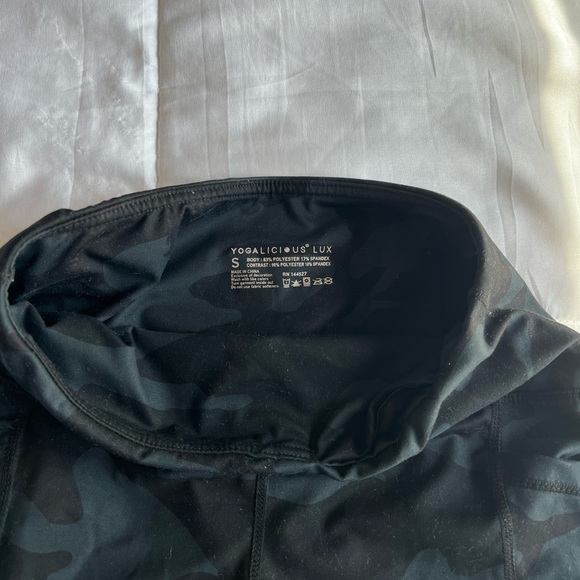 Yogalicious black camo Shorts - Picture 3 of 3